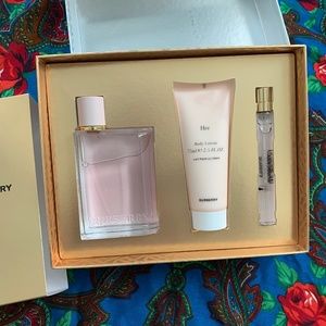 NIB Authentic Burberry Her Eau de Parfum gift set